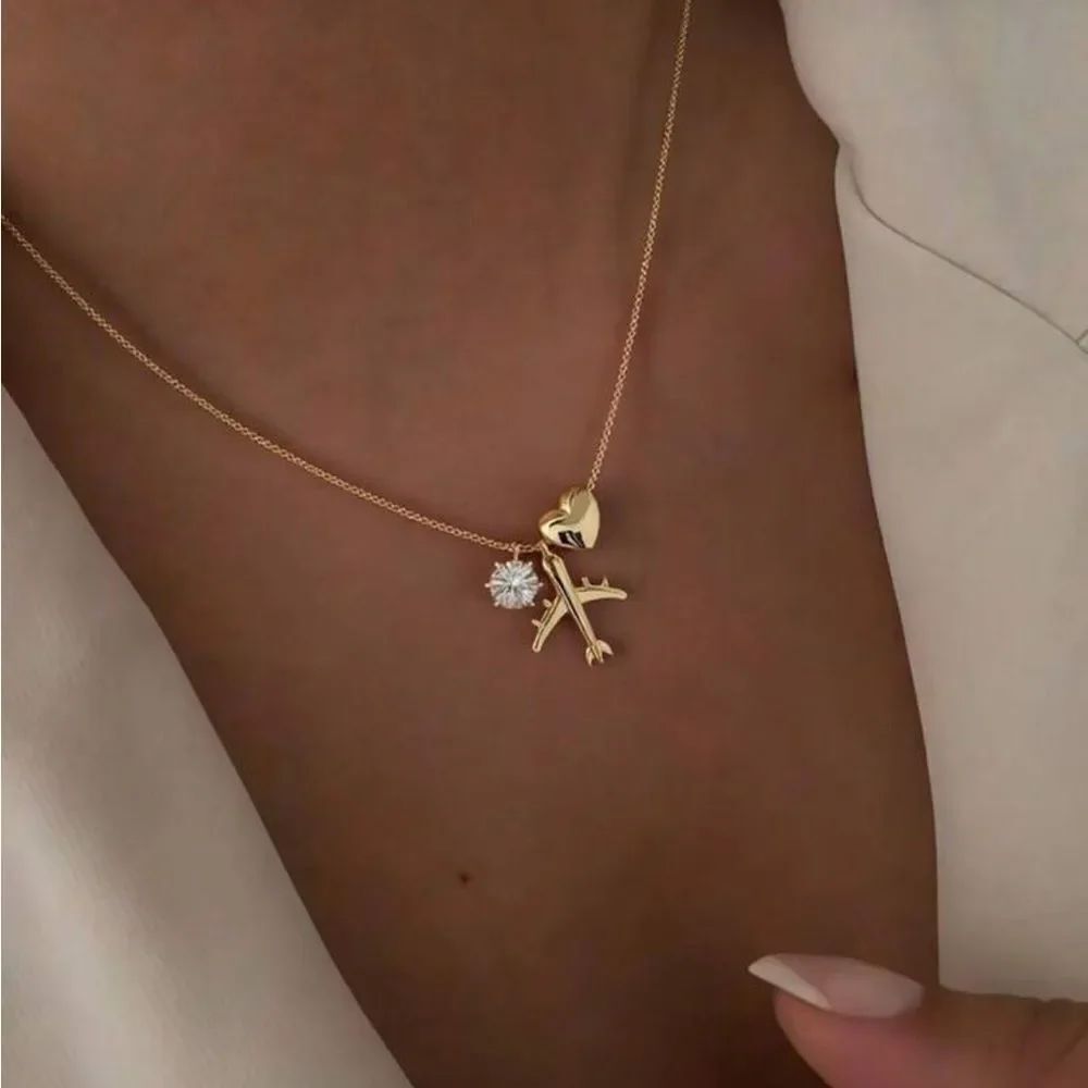 Elegant Gold andโSilver Heart Key Necklace R173
